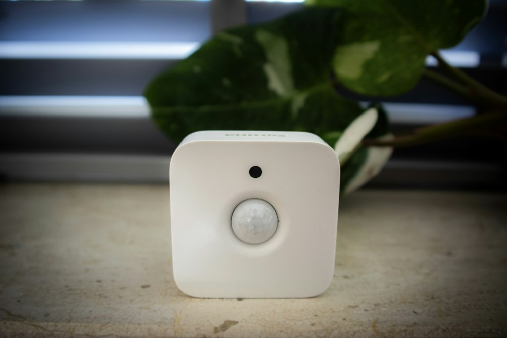 Sensor de seguridad blanco, como las fotoceldas de un portón